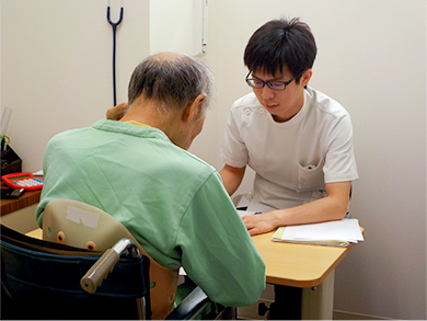 仕事の様子 林 芳弘